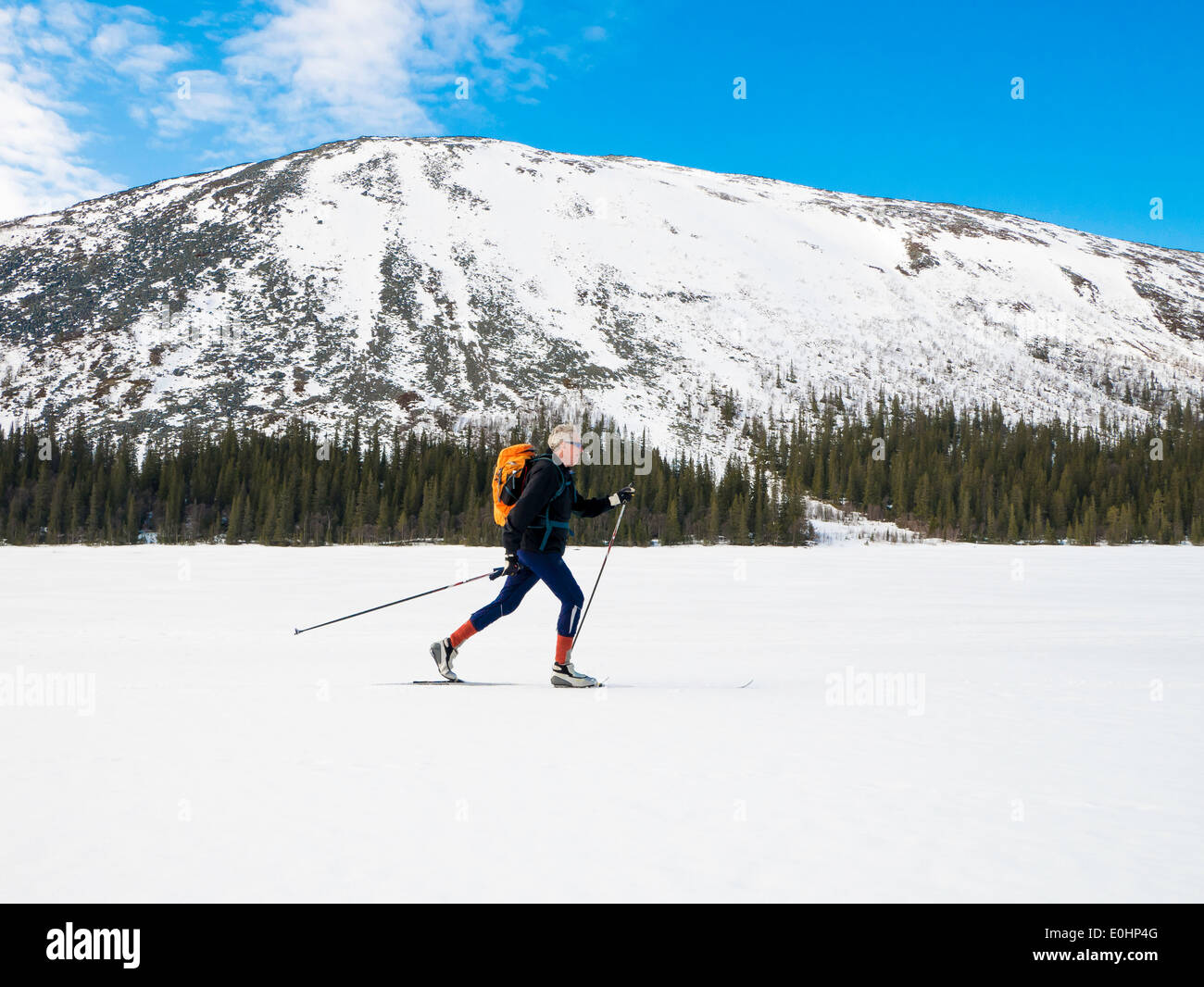 L'uomo sciare sul lago nel nord della Svezia Foto Stock