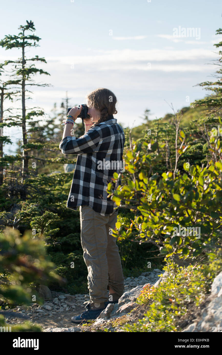 Ragazza di scattare le foto sul punto lungo sentiero escursionistico, Crow Capo Nord Isola Twillingate, Terranova e Labrador, Canada Foto Stock