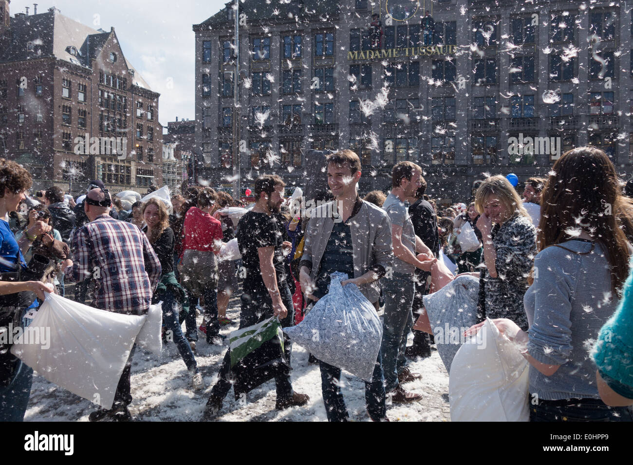 Flashmob pillowfight in piazza Dam Amsterdam Paesi Bassi Foto Stock