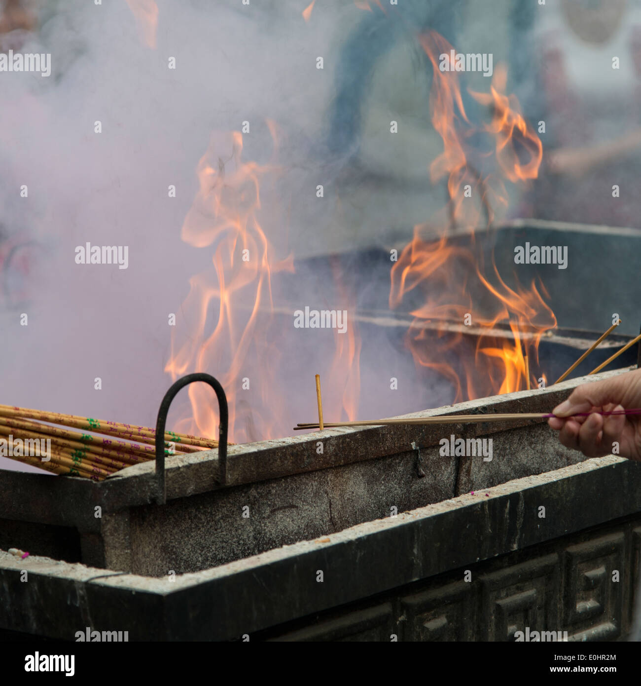 Bastoncini di Incenso che brucia a un tempio, il Tempio dei Lama, Dongcheng a Pechino, Cina Foto Stock