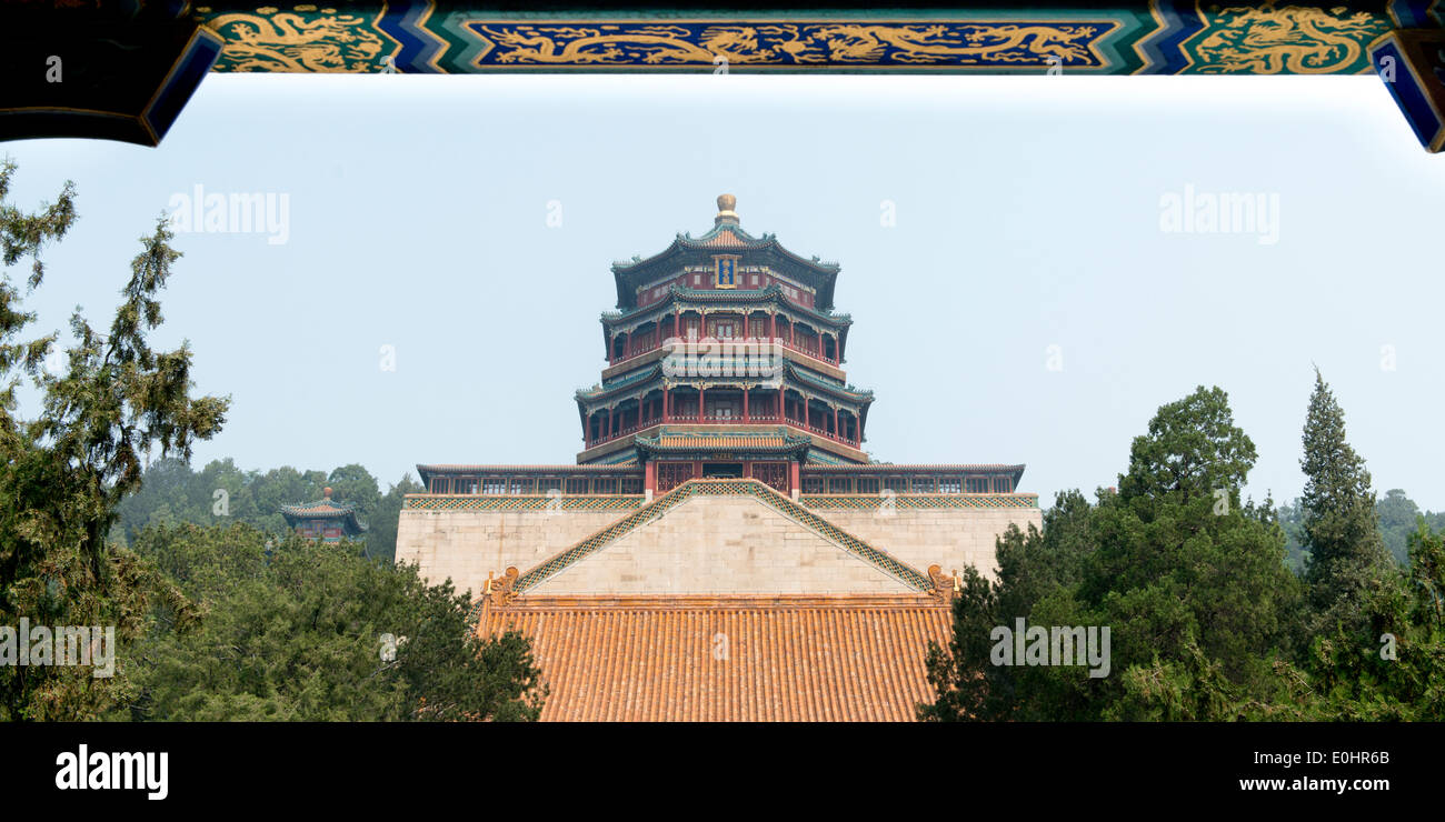 Basso angolo vista sulla Torre di incenso buddista, longevità Hill, il Summer Palace, Distretto Haidian, Pechino, Cina Foto Stock