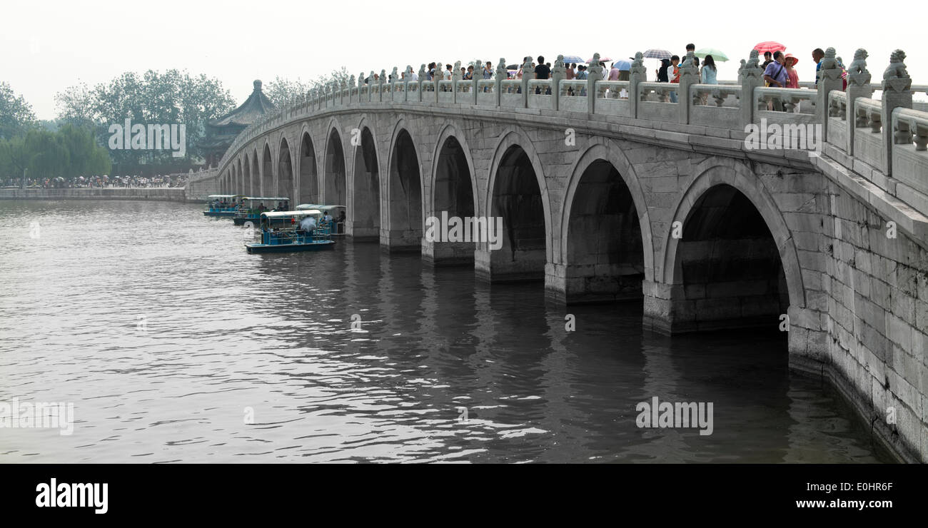 I turisti in diciassette il ponte di Arco, Lago Kunming, il Summer Palace, Distretto Haidian, Pechino, Cina Foto Stock