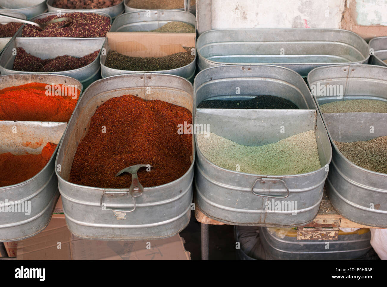 Visualizzazione di spezie per la vendita al mercato in stallo, Cina Foto Stock