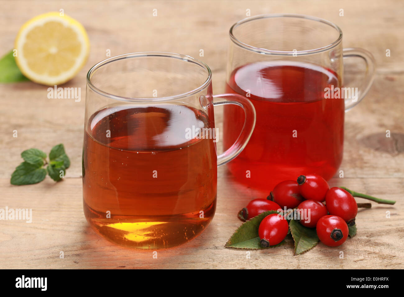 Rooibos e tè di rosa canina in bicchieri su una tavola di legno Foto Stock