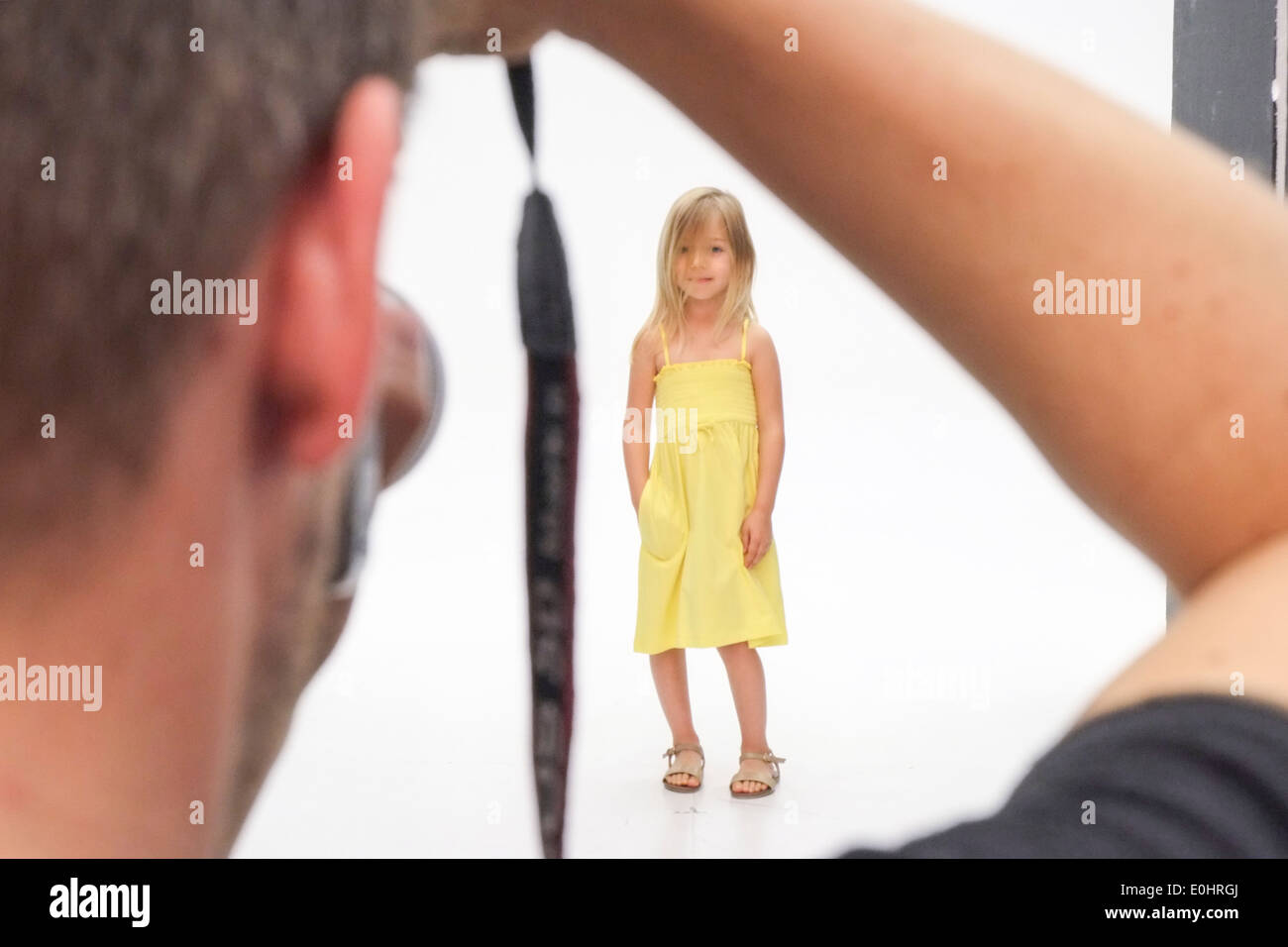 Giovane donna bambino durante un servizio fotografico per un azienda di moda Foto Stock