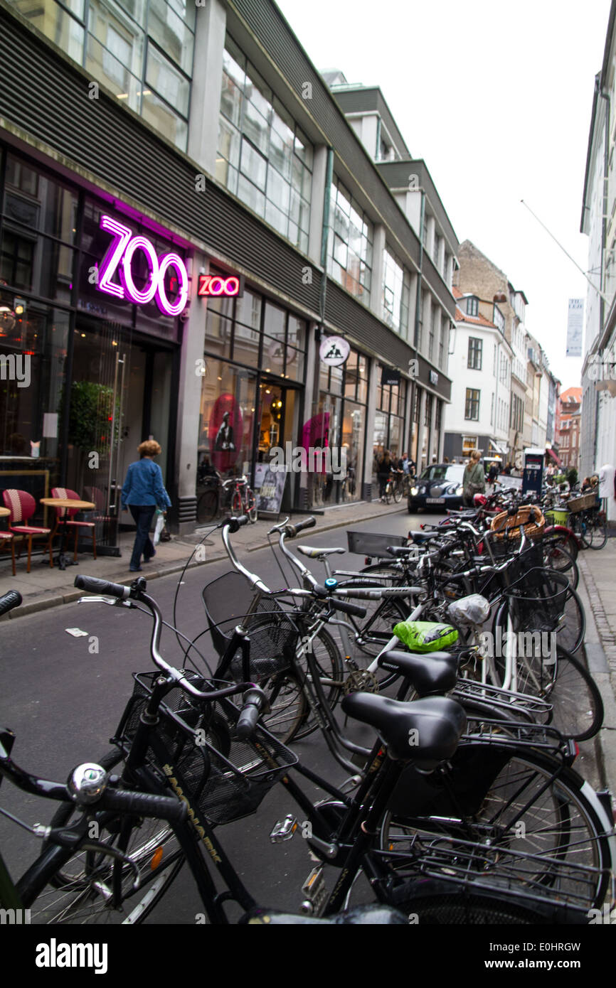 Una centrale di Copenhagen street con un sacco di biciclette parcheggiate Foto Stock