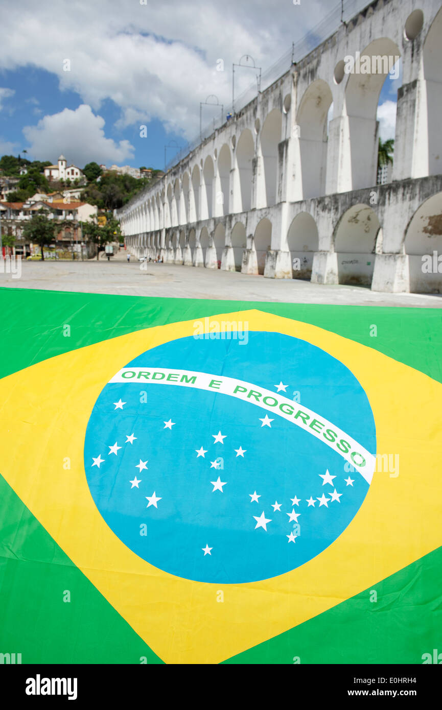 Bandiera brasiliana battenti a Arcos da Lapa archi di Rio de Janeiro in Brasile Foto Stock