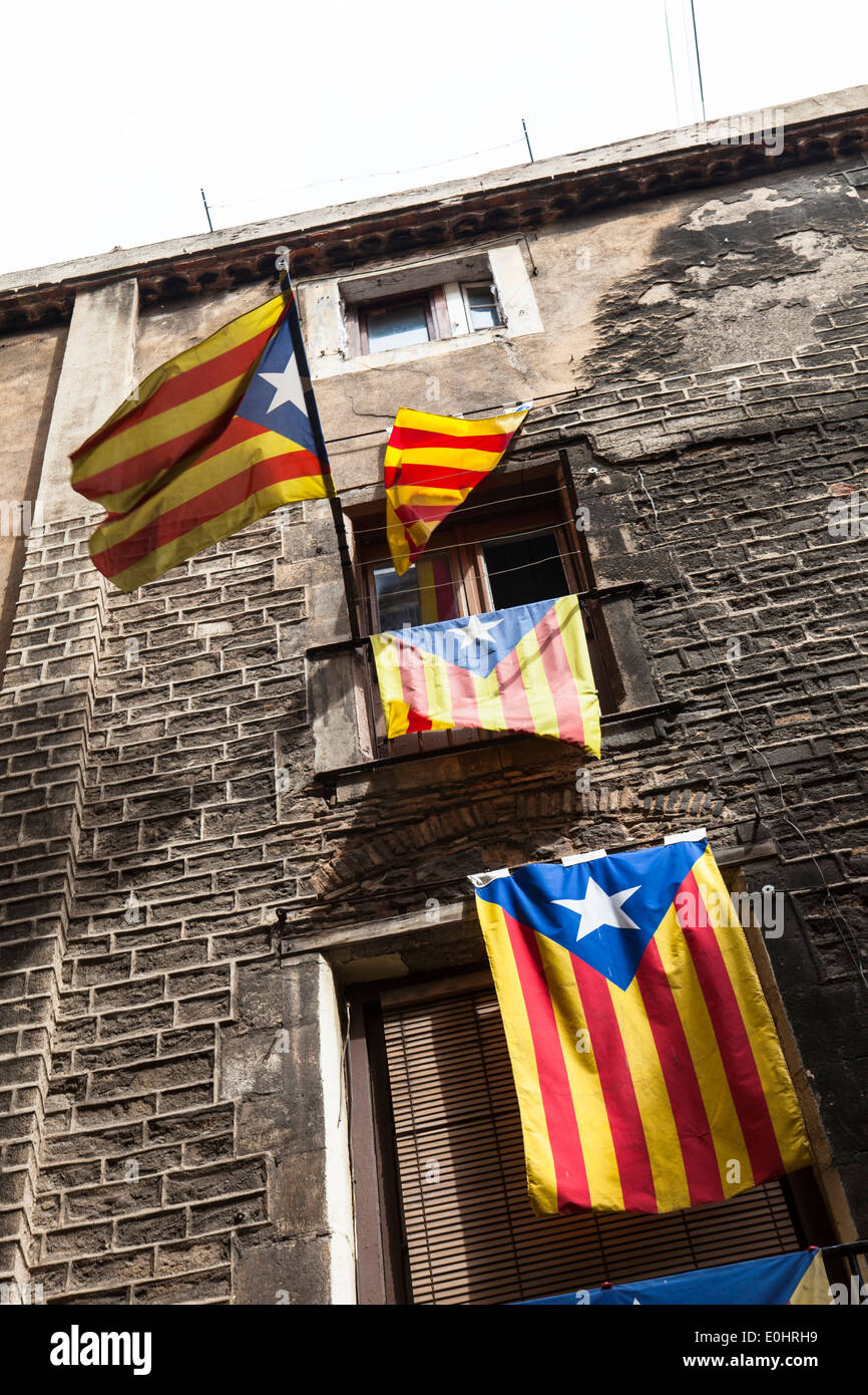 Catalonia: un nuovo Stato europeo. Indipendenza Catalana bandiere appeso su edifici di Barcellona. Foto Stock