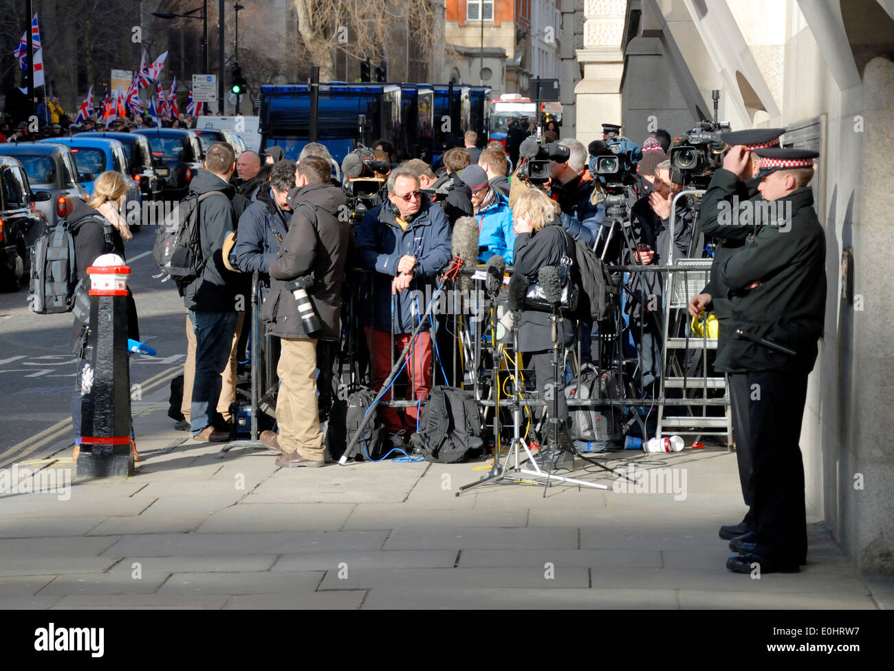 Lee Rigby omicidio condanna di prova - Old Bailey 26 Feb. Media in attesa al di fuori della corte Foto Stock