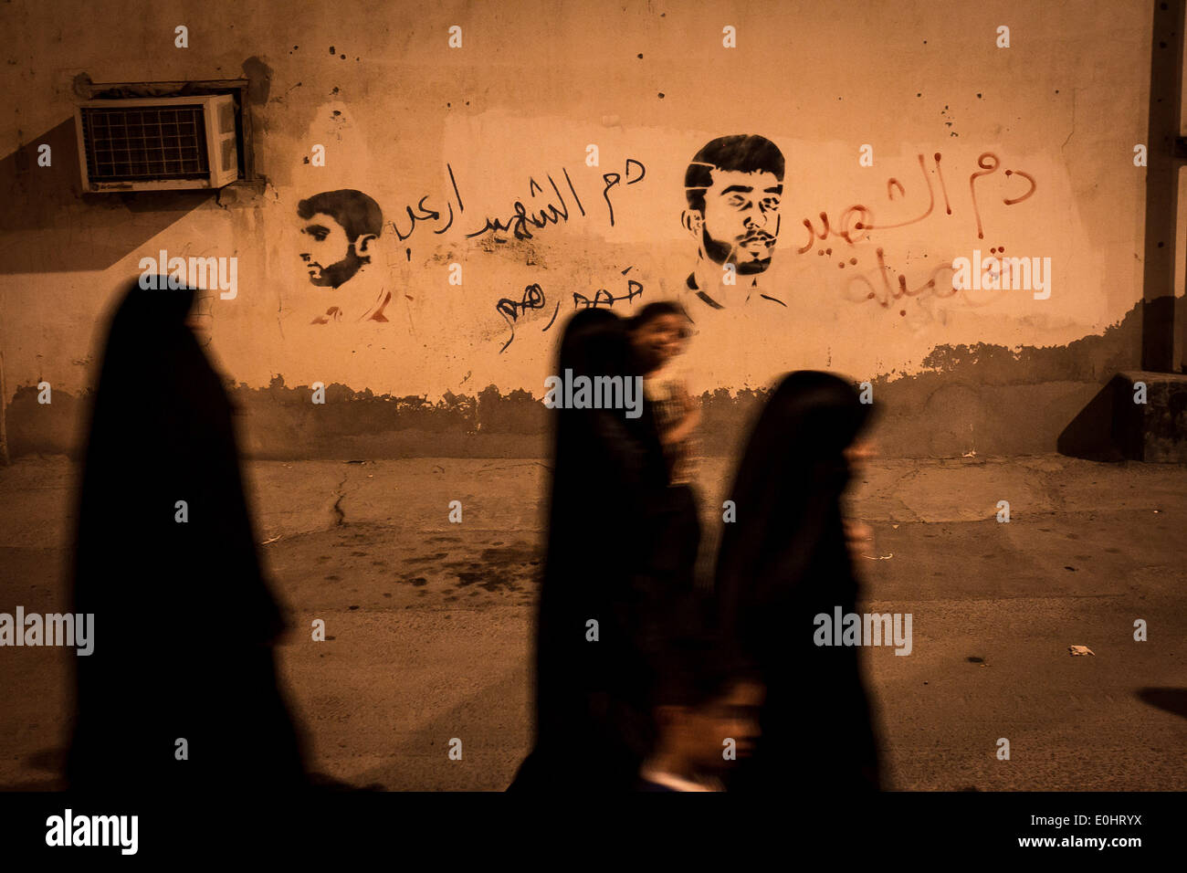 Abu Saiba, Bahrain. 13 Maggio, 2014. Il Bahrain, Abu Saiba - centinaia esigenti al rilascio del corpo martire in dimostrazione, martire Abdul Aziz AlAbbar che ancora nella morgue nel ventiseiesimo giorno, martire è stata sparare con proiettili di volatili e gas lacrimogeni canister come raggi x dimostrare e soggiornava in stato di incoscienza per 55 giorni prima di morire hostpital ha scritto nella sua relazione il motivo della morte è il danno cerebrale il 13 maggio 2014 (Foto: Ahmed AlFardan/NurPhoto) © Ahmed Alfardan/NurPhoto/ZUMAPRESS.com/Alamy Live News Foto Stock