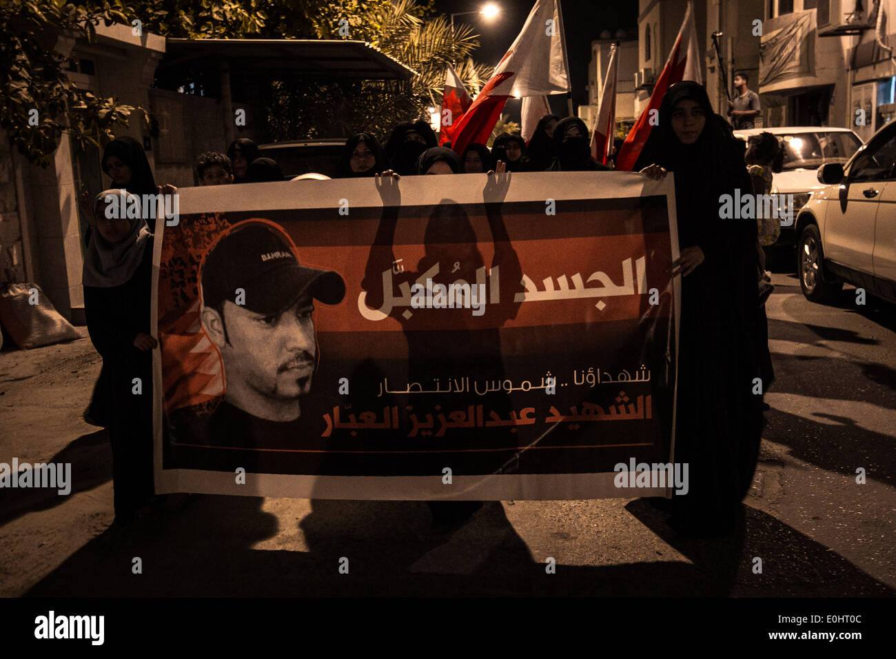 Abu Saiba, Bahrain. 13 Maggio, 2014. Il Bahrain, Abu Saiba - centinaia esigenti al rilascio del corpo martire in dimostrazione, martire Abdul Aziz AlAbbar che ancora nella morgue nel ventiseiesimo giorno, martire è stata sparare con proiettili di volatili e gas lacrimogeni canister come raggi x dimostrare e soggiornava in stato di incoscienza per 55 giorni prima di morire hostpital ha scritto nella sua relazione il motivo della morte è il danno cerebrale il 13 maggio 2014 (Foto: Ahmed AlFardan/NurPhoto) © Ahmed Alfardan/NurPhoto/ZUMAPRESS.com/Alamy Live News Foto Stock