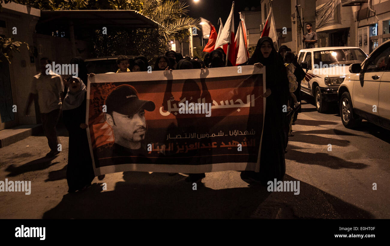 Abu Saiba, Bahrain. 13 Maggio, 2014. Il Bahrain, Abu Saiba - centinaia esigenti al rilascio del corpo martire in dimostrazione, martire Abdul Aziz AlAbbar che ancora nella morgue nel ventiseiesimo giorno, martire è stata sparare con proiettili di volatili e gas lacrimogeni canister come raggi x dimostrare e soggiornava in stato di incoscienza per 55 giorni prima di morire hostpital ha scritto nella sua relazione il motivo della morte è il danno cerebrale il 13 maggio 2014 (Foto: Ahmed AlFardan/NurPhoto) © Ahmed Alfardan/NurPhoto/ZUMAPRESS.com/Alamy Live News Foto Stock