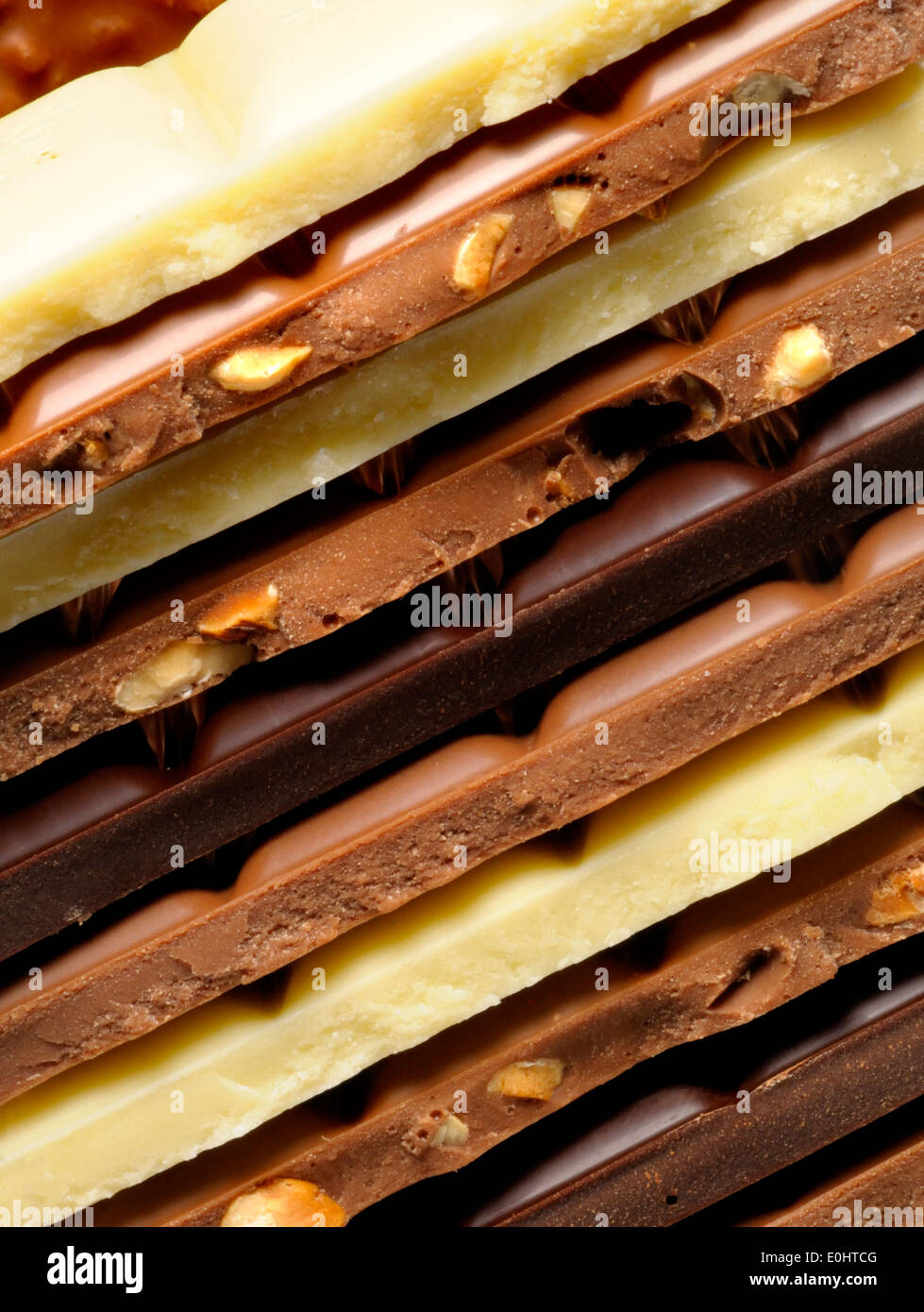 - Cioccolato bianco, al latte, scuro, frutta e il dado e nocciola barre in pila Foto Stock