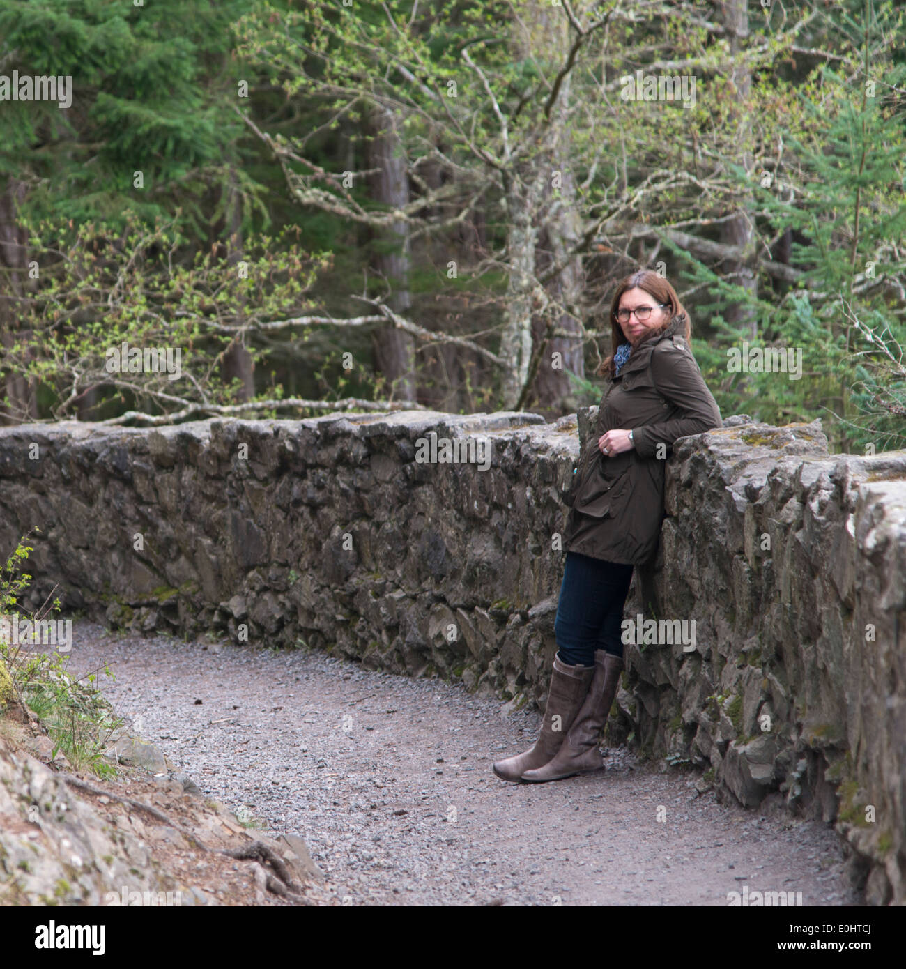 Donna in piedi vicino al muro di pietra, inganno Pass State Park, Oak Harbor, nello Stato di Washington, USA Foto Stock