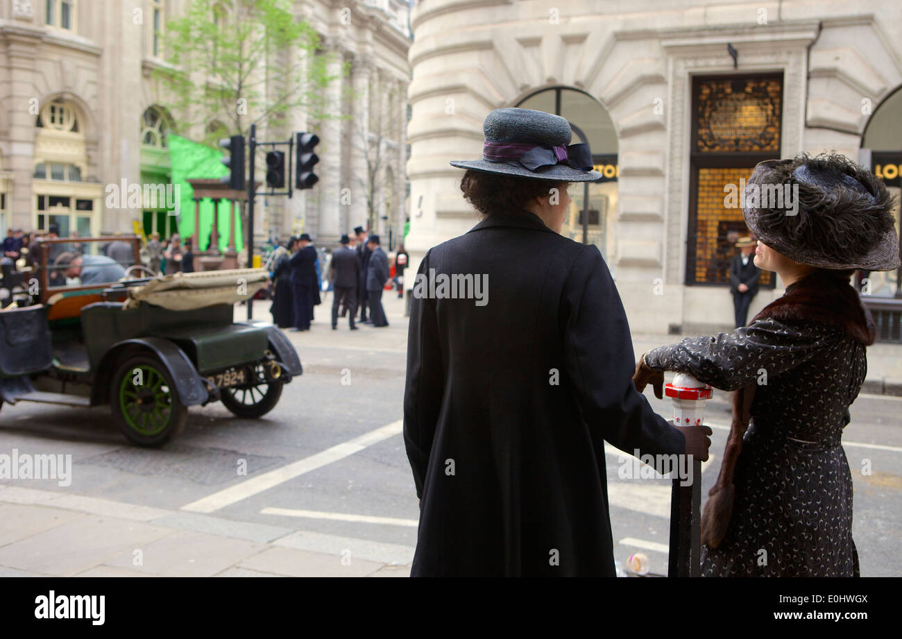 Suffragette del set di un film con gli attori in costume & vecchie forme di trasporto, City of London, England, Regno Unito Foto Stock