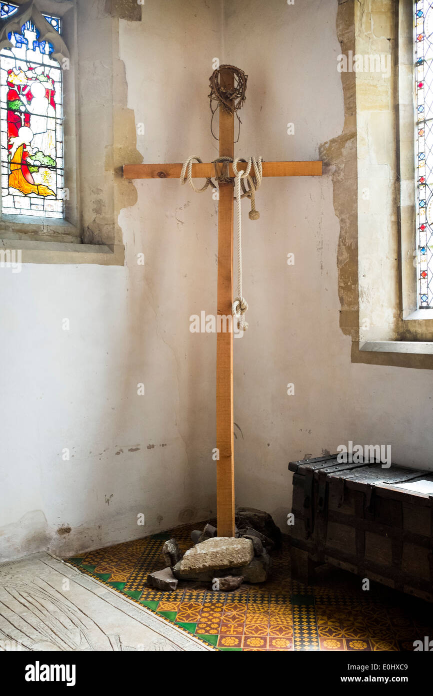 Una croce/crocifisso all'interno Chiesa priorato di St George, Dunster, Devon, Inghilterra. Foto Stock