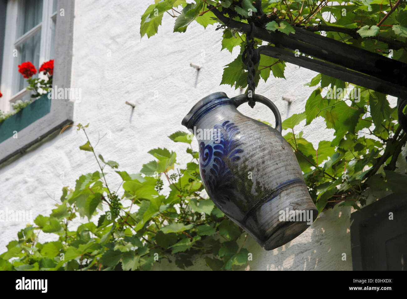 Germania, Zons, ristorante segno, boccale vino, Deutschland, Zons, Ristorante Schild, Weinkrug Foto Stock
