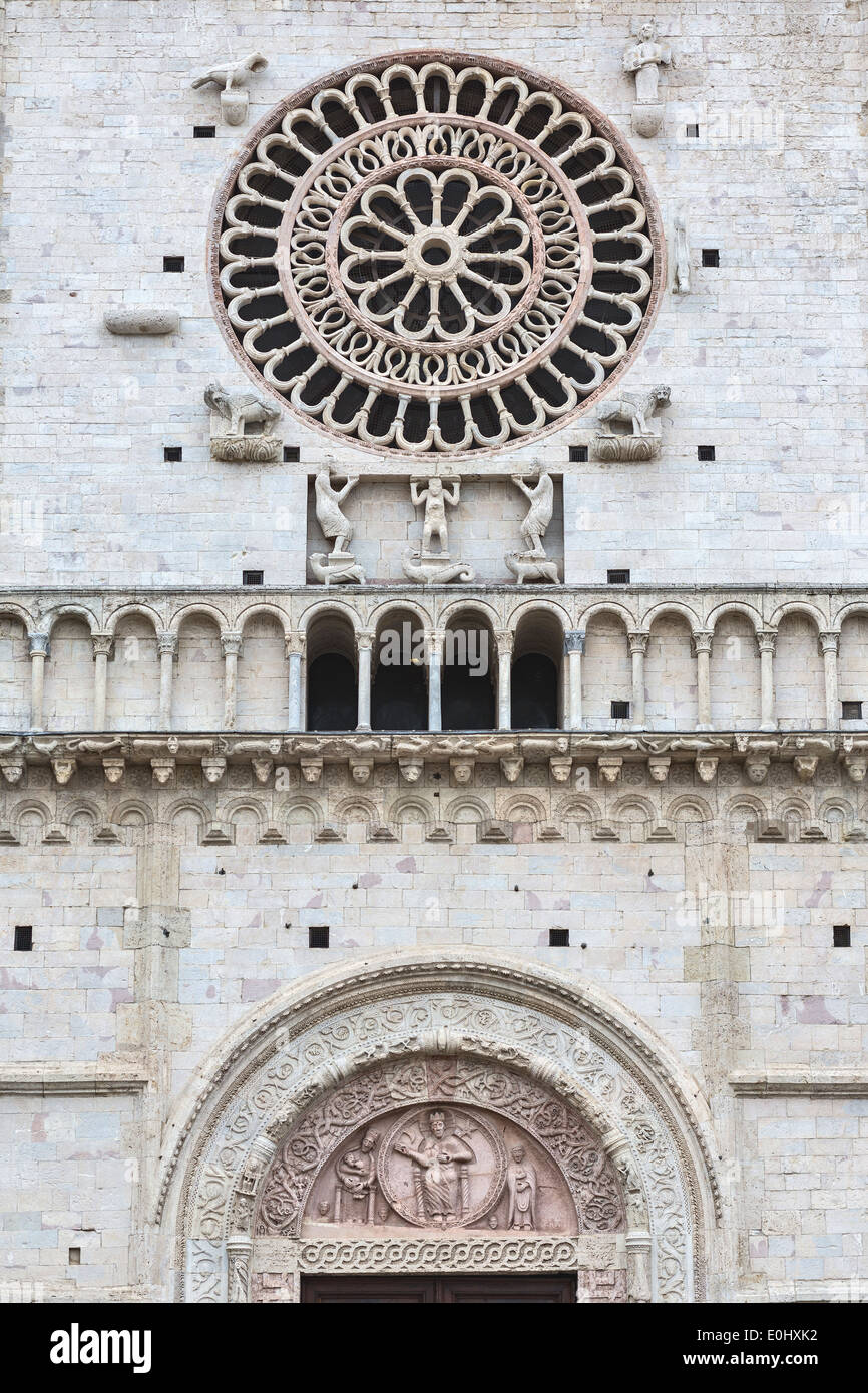 Assisi, la chiesa di San Rufino; particolare della facciata Foto Stock