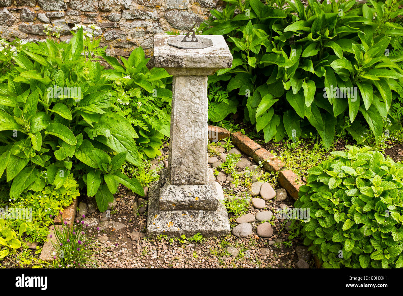 Un orologio solare in un giardino, Devon, Inghilterra Foto Stock