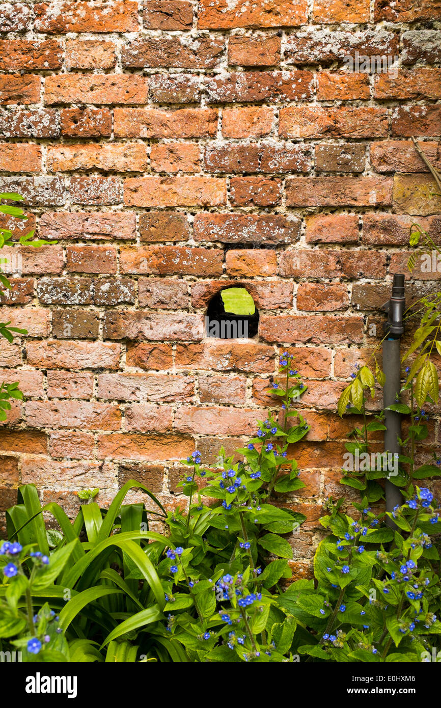 Un foro in un muro di mattoni in un parco nel Devon, Inghilterra Foto Stock