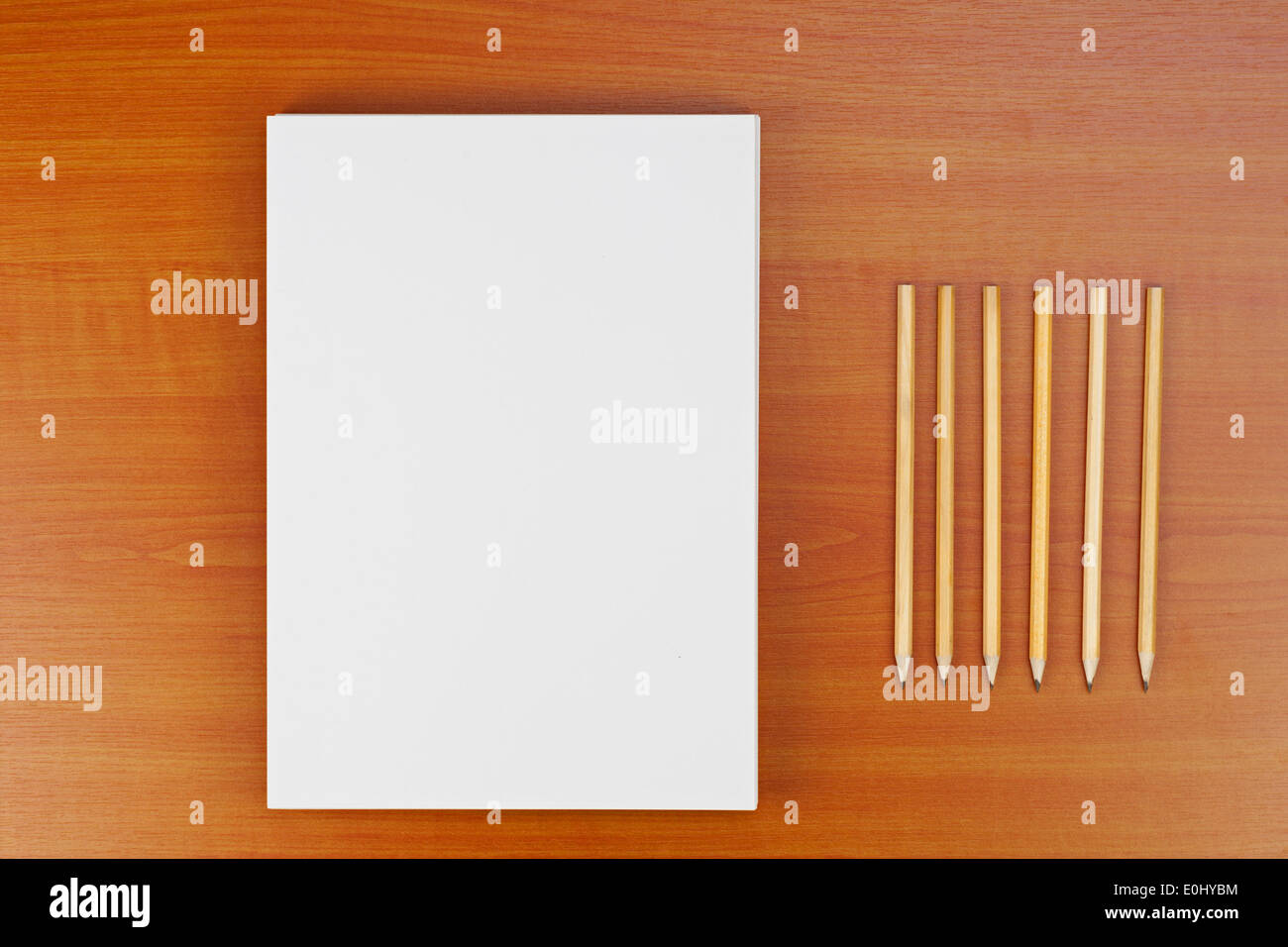 Corporate ID impostato su uno sfondo di legno per la realizzazione di presentazioni e portafogli. Foto Stock