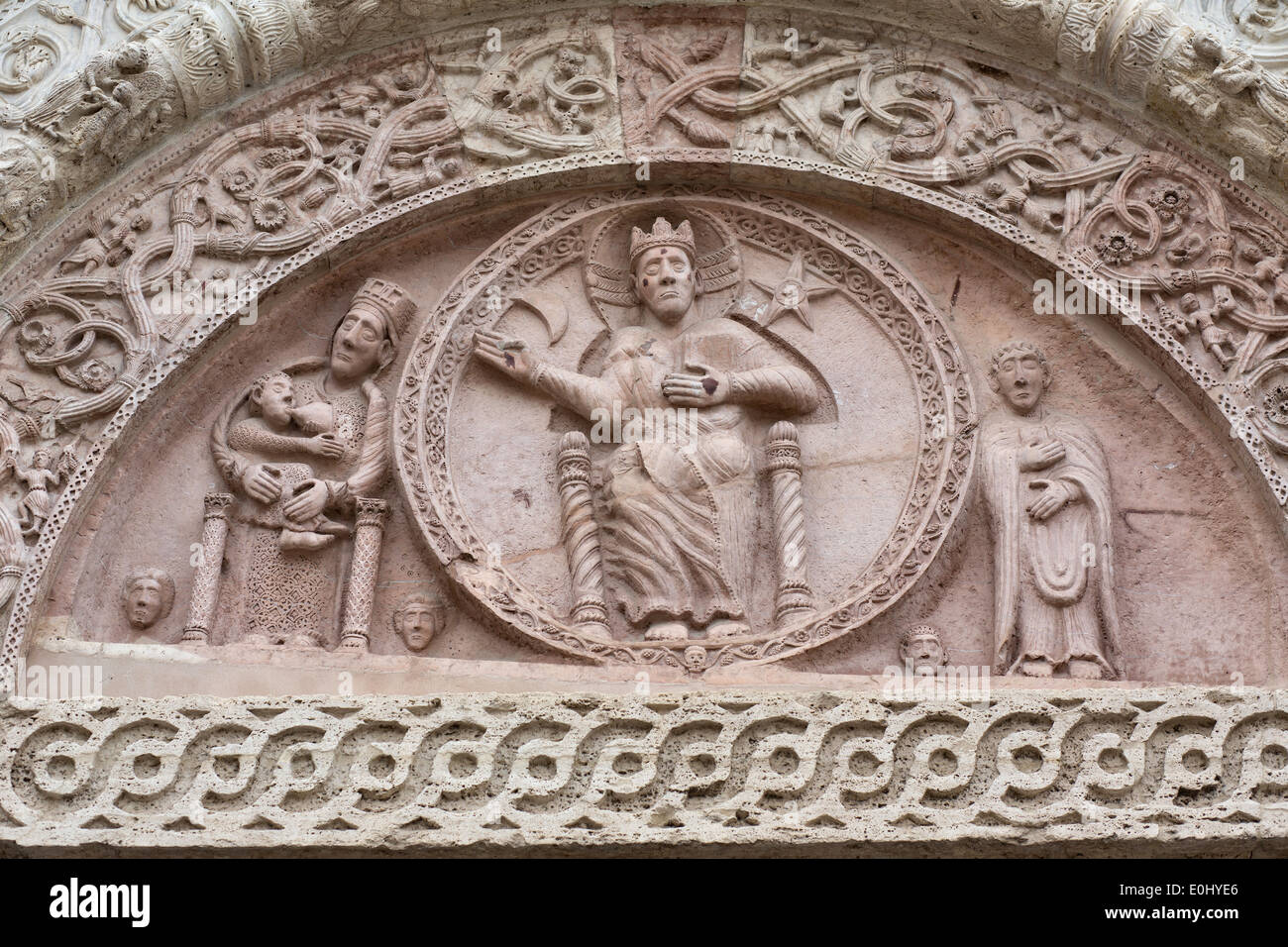 Assisi, la chiesa di San Rufino; dettaglio del portale Foto Stock