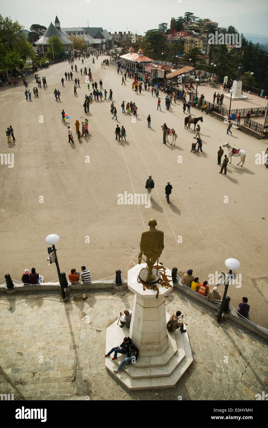 La statua del Mahatma Gandhi si affaccia sul crinale, Shimla Foto Stock