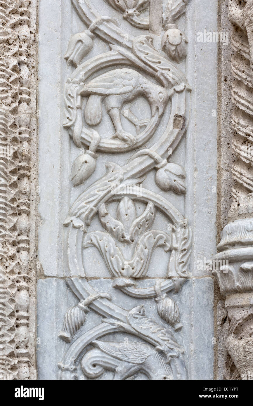 Assisi, la chiesa di San Rufino; dettaglio del portale Foto Stock