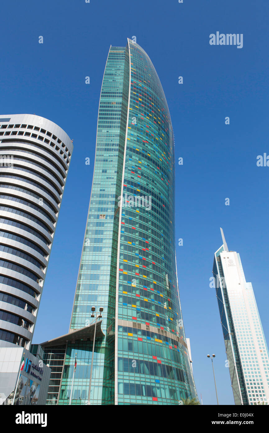 Kuwait City, architettura moderna nel quartiere centrale degli affari e a basso angolo di visione Foto Stock