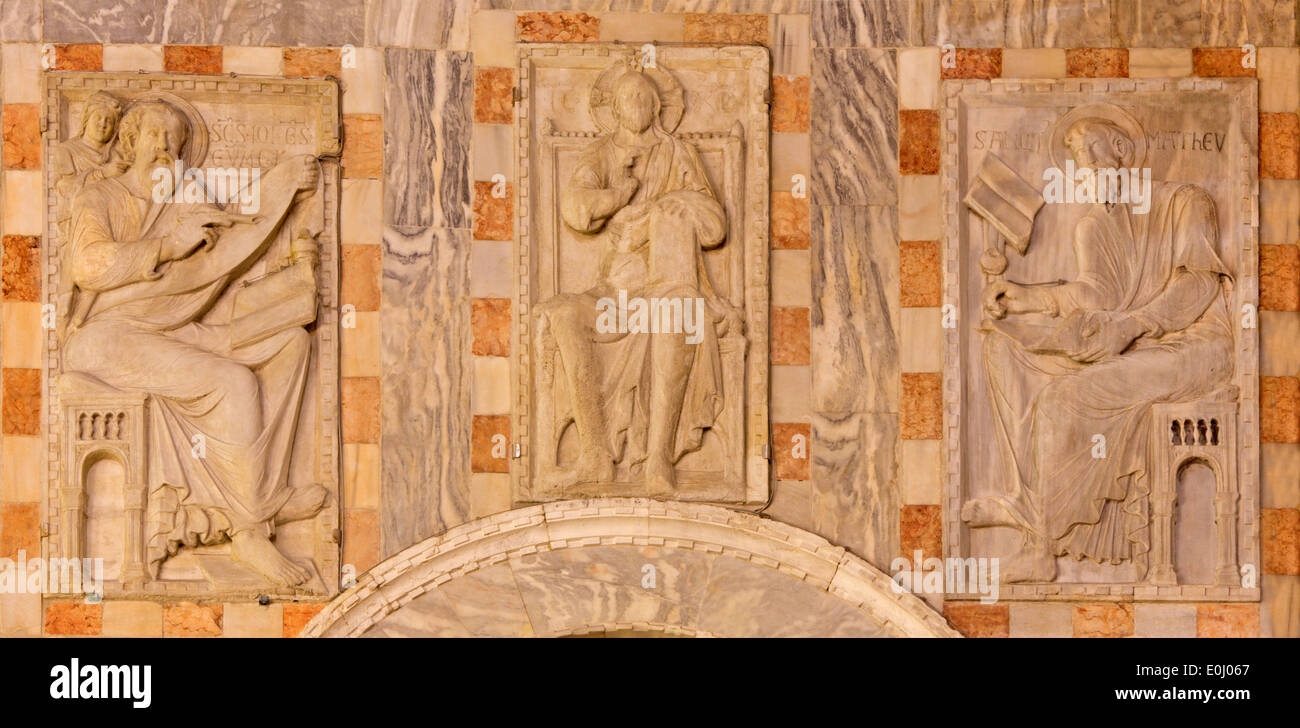 Venezia, Italia - 11 Marzo 2014: rilievi esterni dal portale di st. Contrassegnare cattedrale con Cristo e gli evangelisti i simboli. Foto Stock