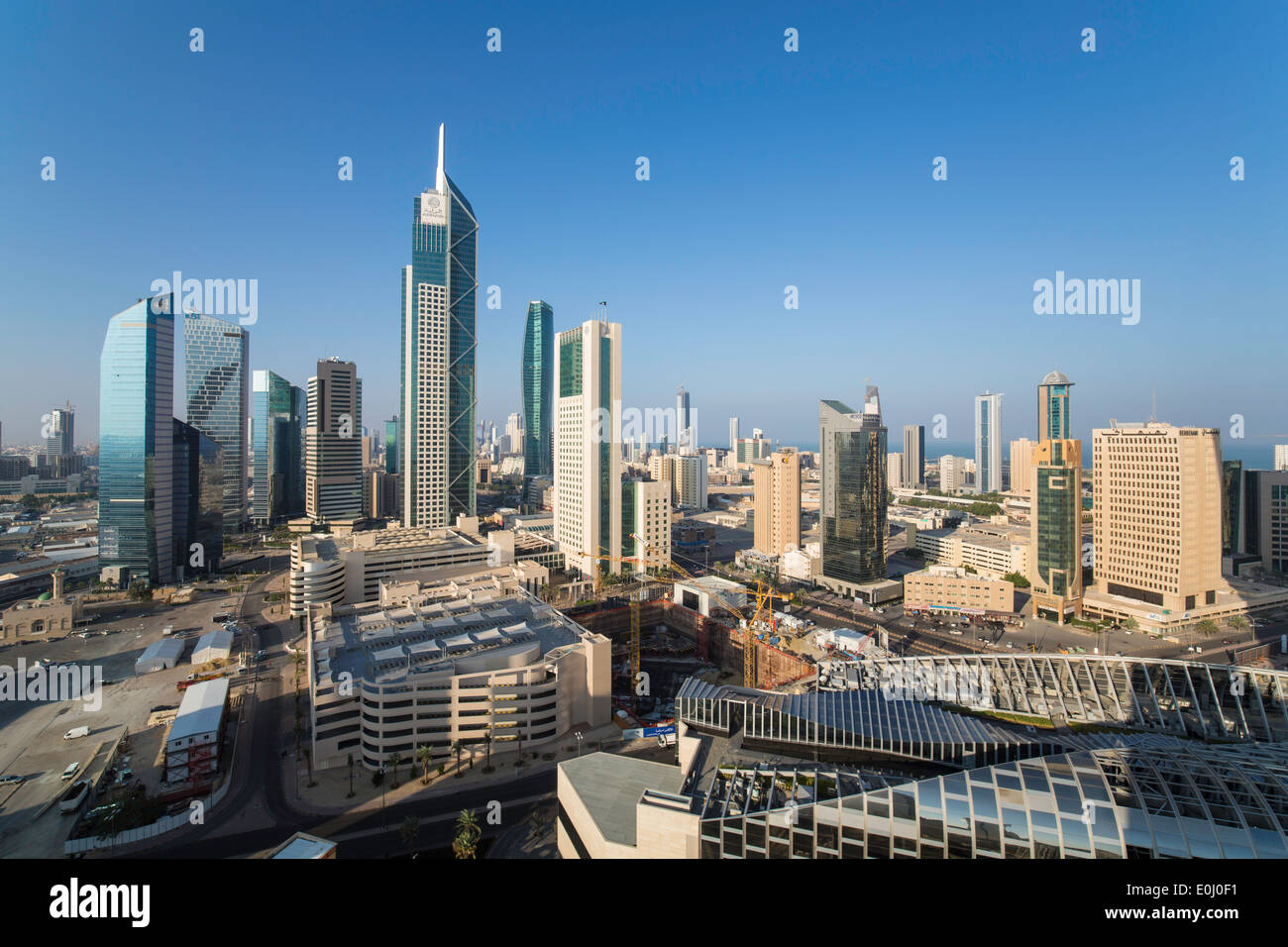 Kuwait City, skyline della città e il quartiere centrale degli affari, vista in elevazione Foto Stock