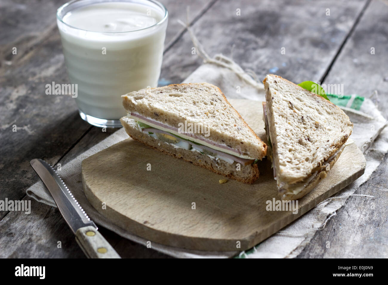 Sandwich sul tagliere in legno, luce naturale Foto Stock