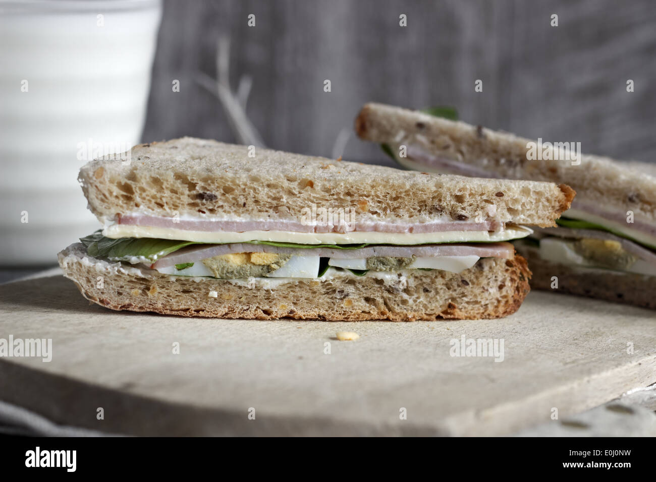 Close up di sandwich sul tagliere in legno, luce naturale Foto Stock