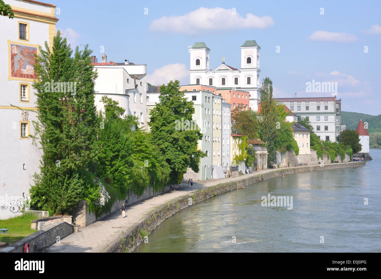 Color pastello appartamento abitazioni lungo il fiume Inn, Passau, Germania.Kirche San Michele Foto Stock