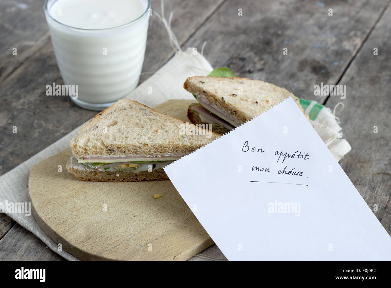 Sandwich e yogurt con post-it sul tavolo Foto Stock