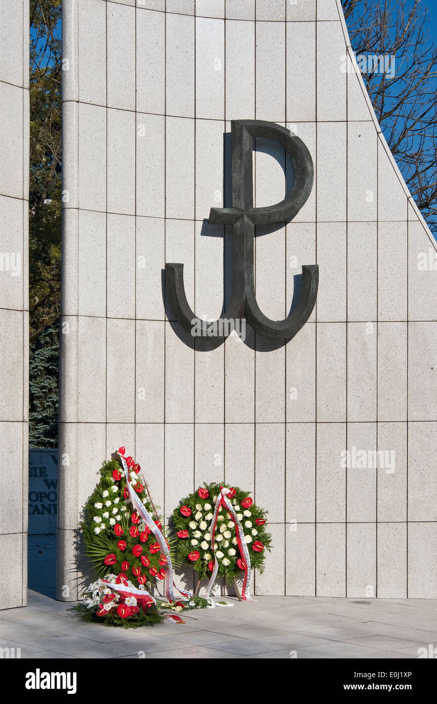 Kotwica (ancoraggio), WW2 emblema del Segreto polacco membro e Armia Krajowa (Home) dell'esercito a casa monumento dell'esercito a Varsavia, Polonia Foto Stock