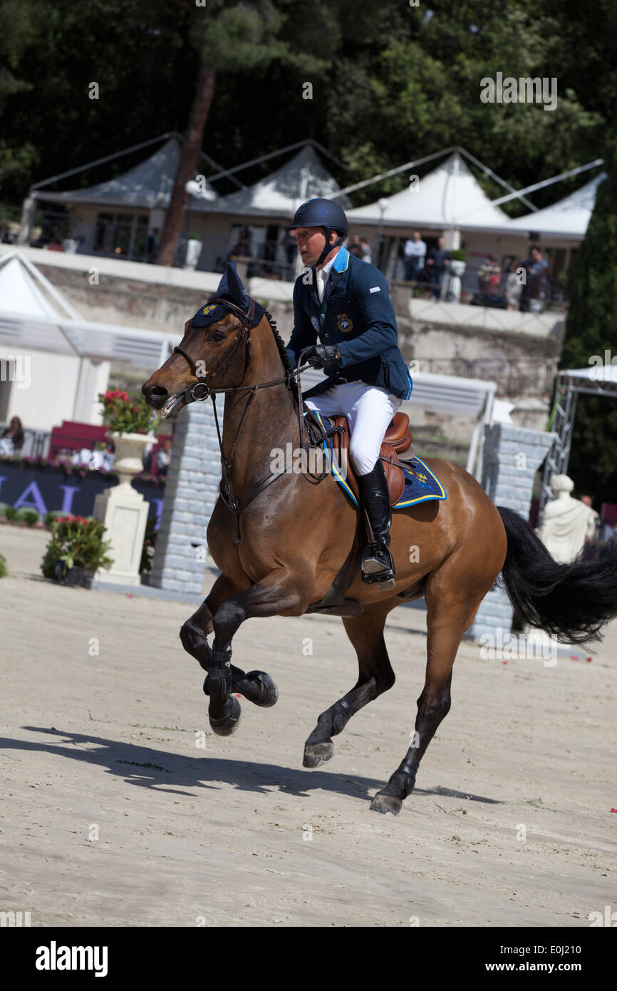 Jens Fredricson di Svezia su lunatico presso la Piazza di Siena show jumping caso in italia a Roma nel maggio 2013 5/24/13 Foto Stock