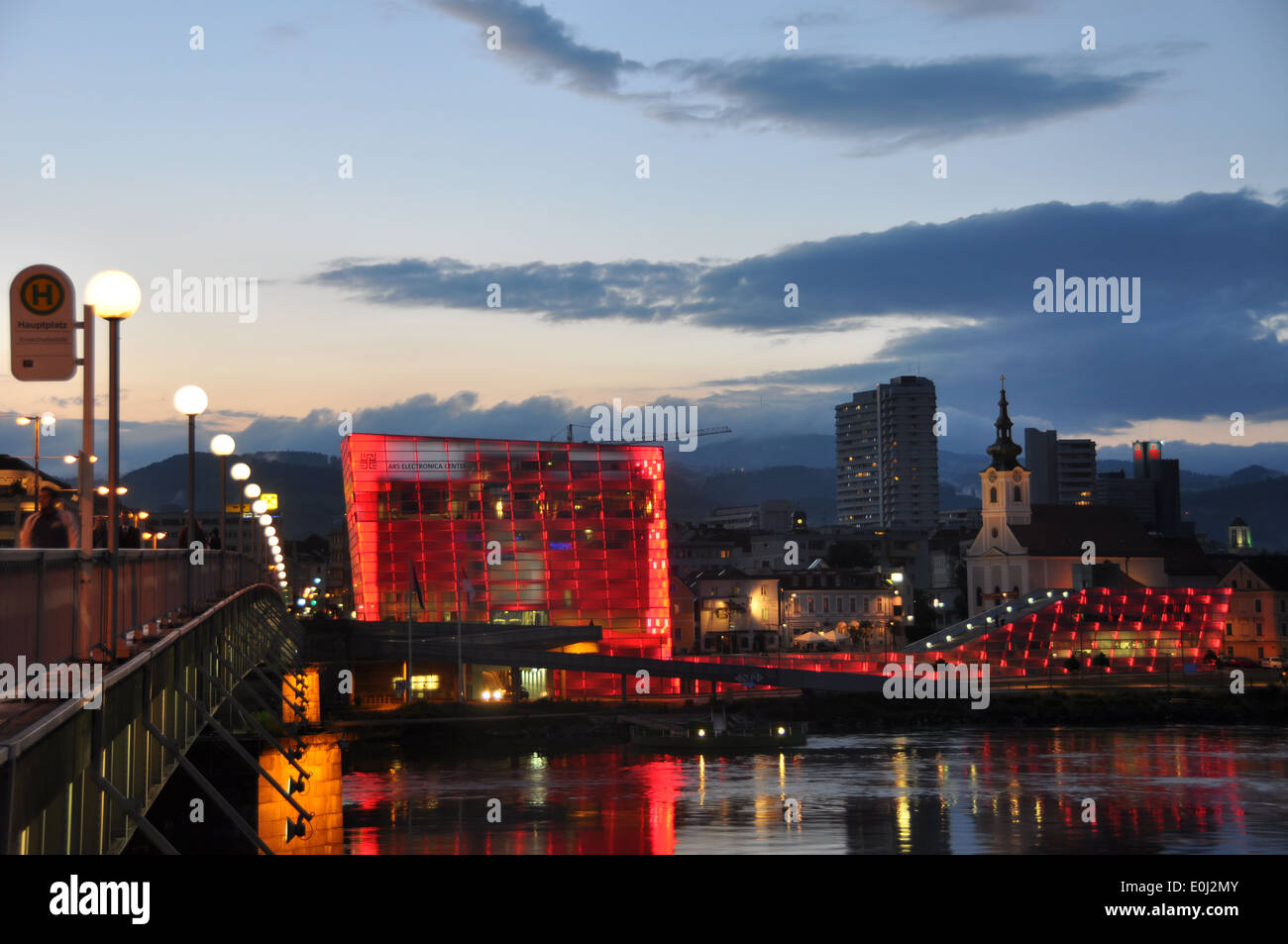 Il Centro Ars Electronica di notte, Linz. Foto Stock