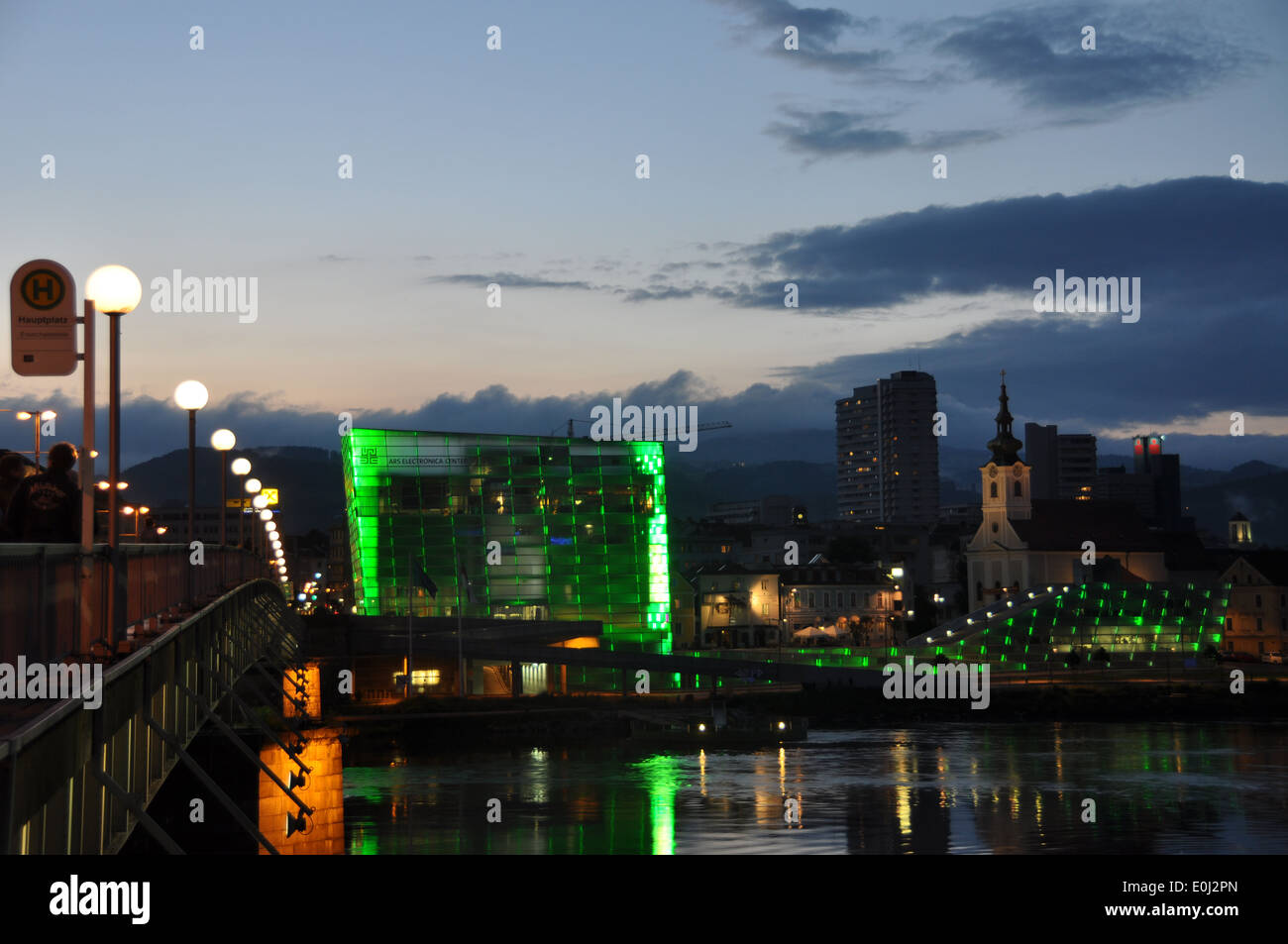 Il Centro Ars Electronica di notte, Linz. Foto Stock