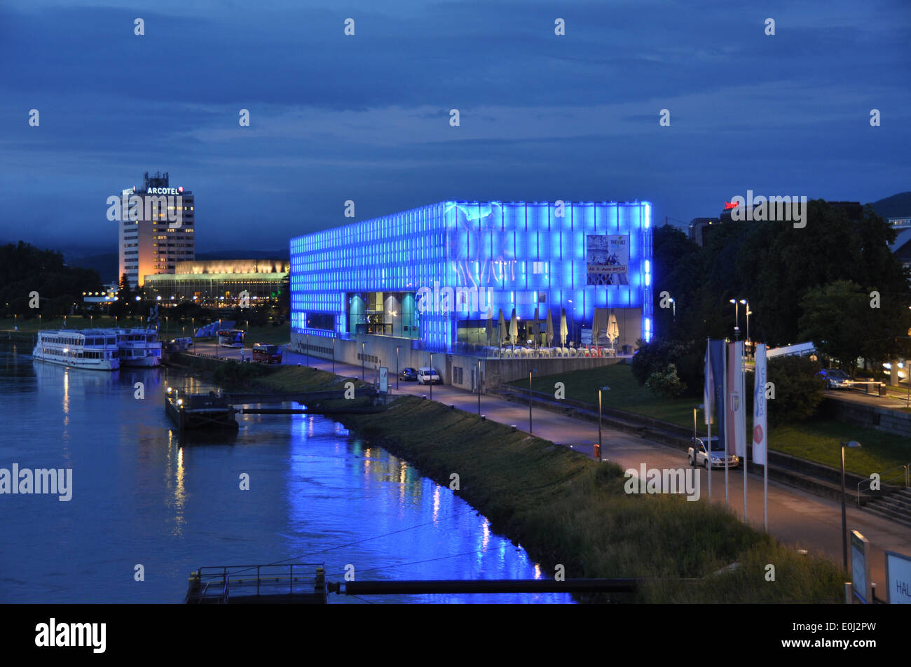 Il Lentos Art Museum, situata sul fiume Danubio, li fino a notte con illuminazione blu. Foto Stock