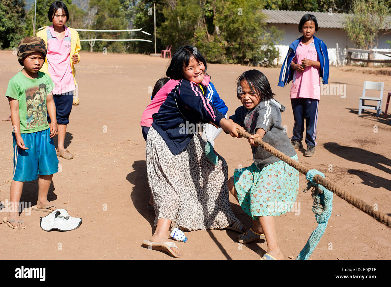 A scuola i bambini mostrano la loro forza in un gioco di un Tug-of-War in Huay Pakoot, nel nord della Thailandia. Foto Stock