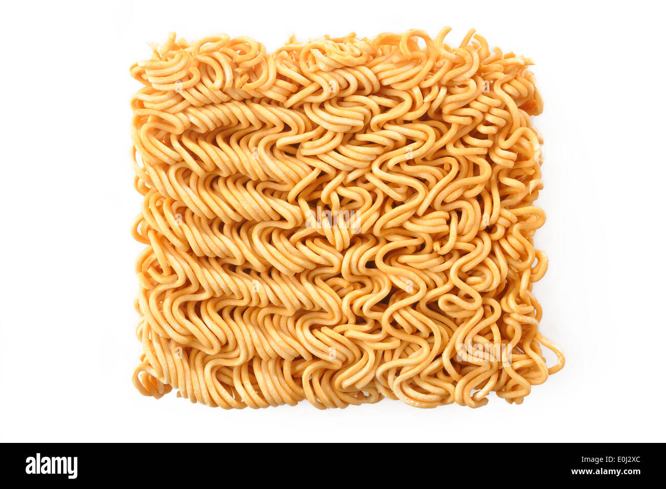 A secco di noodle istantanei su sfondo bianco Foto Stock