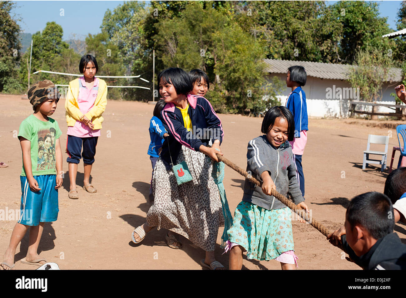 A scuola i bambini mostrano la loro forza in un gioco di un Tug-of-War in Huay Pakoot, nel nord della Thailandia. Foto Stock