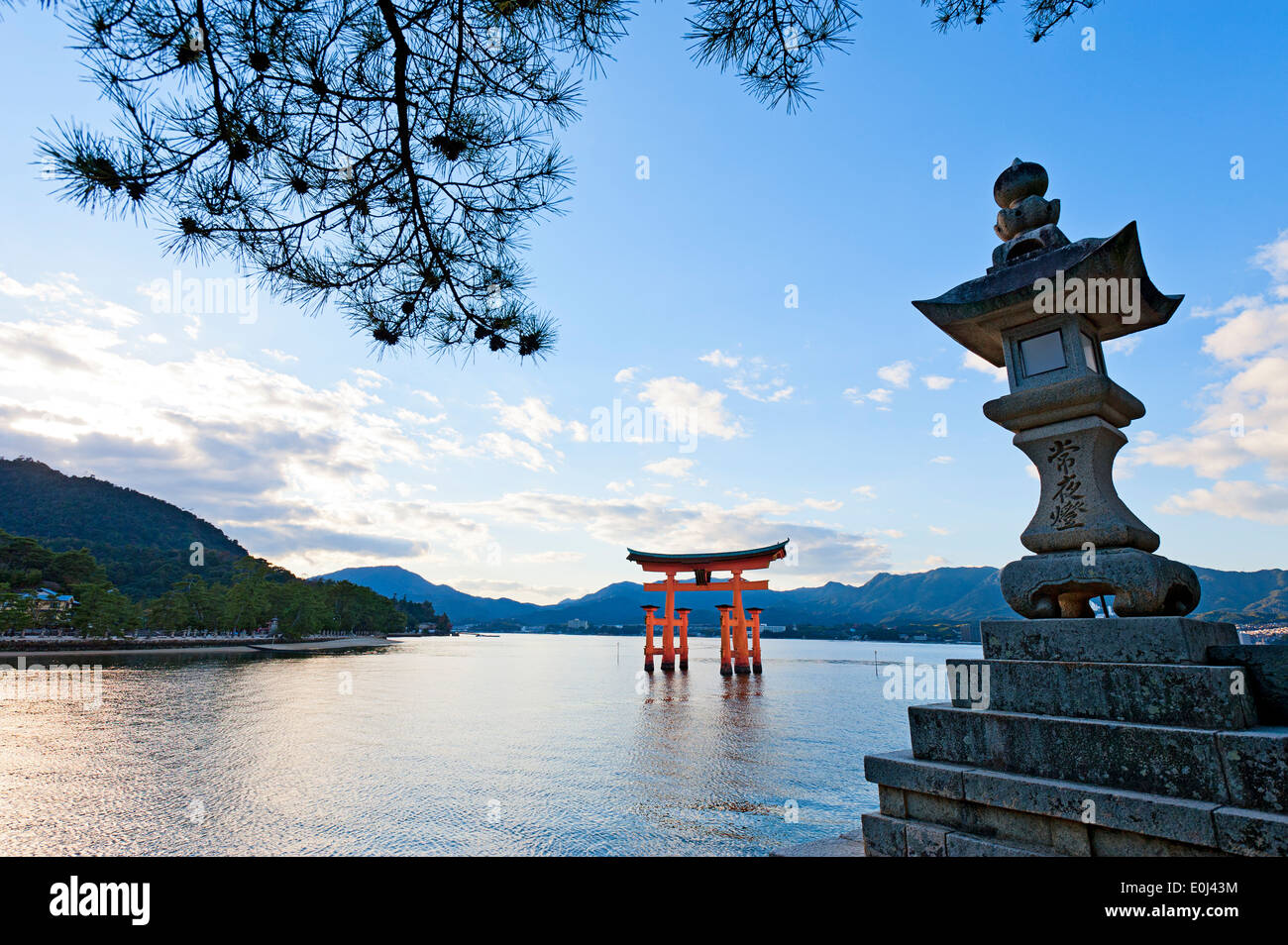 Giappone porta Torii Isola di Miyajima Santuario di Itsukushima Patrimonio Mondiale dell'UNESCO Sito Giapponese Paesaggio Foto Stock