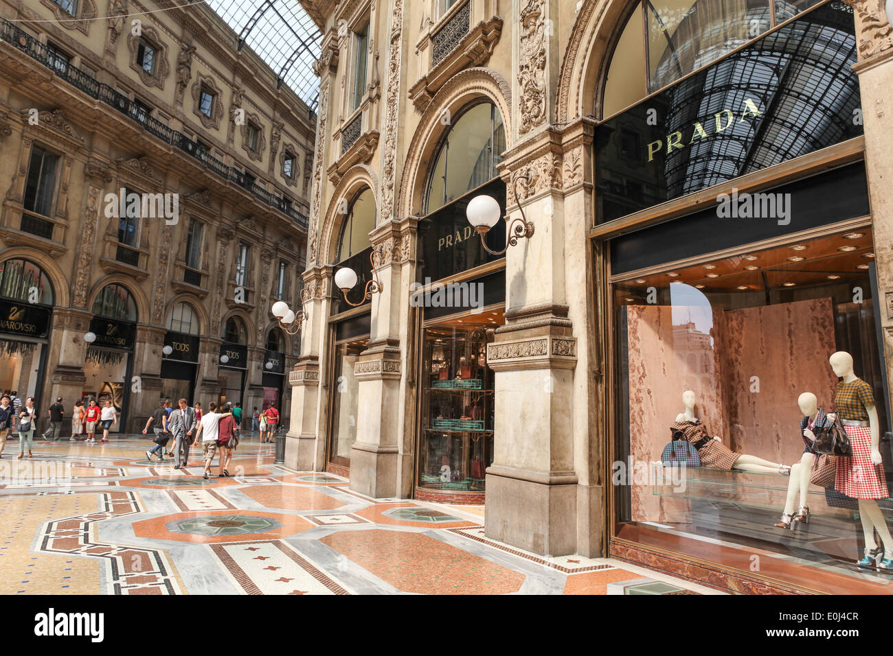 Prada store in Galleria Vittorio Emanuele II centro dello shopping  milanese, Italia con acquirenti e turisti passeggiare intorno a Foto stock  - Alamy