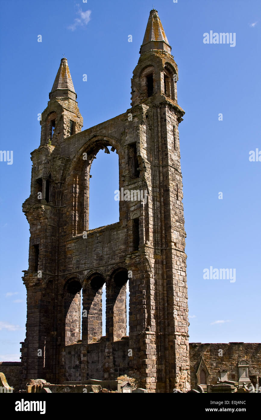 Il frontone orientale torre con finestre ad arco del XII secolo St Andrews cattedrale in Fife, Scozia, Regno Unito Foto Stock