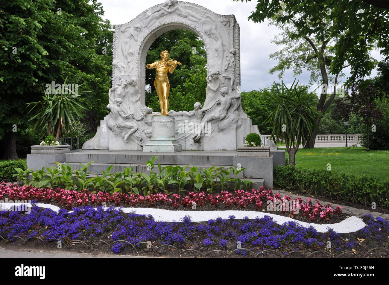 Il bronzo dorato monumento di Johann Strauss II, che si trova nel Stadtpark, Vienna. Foto Stock