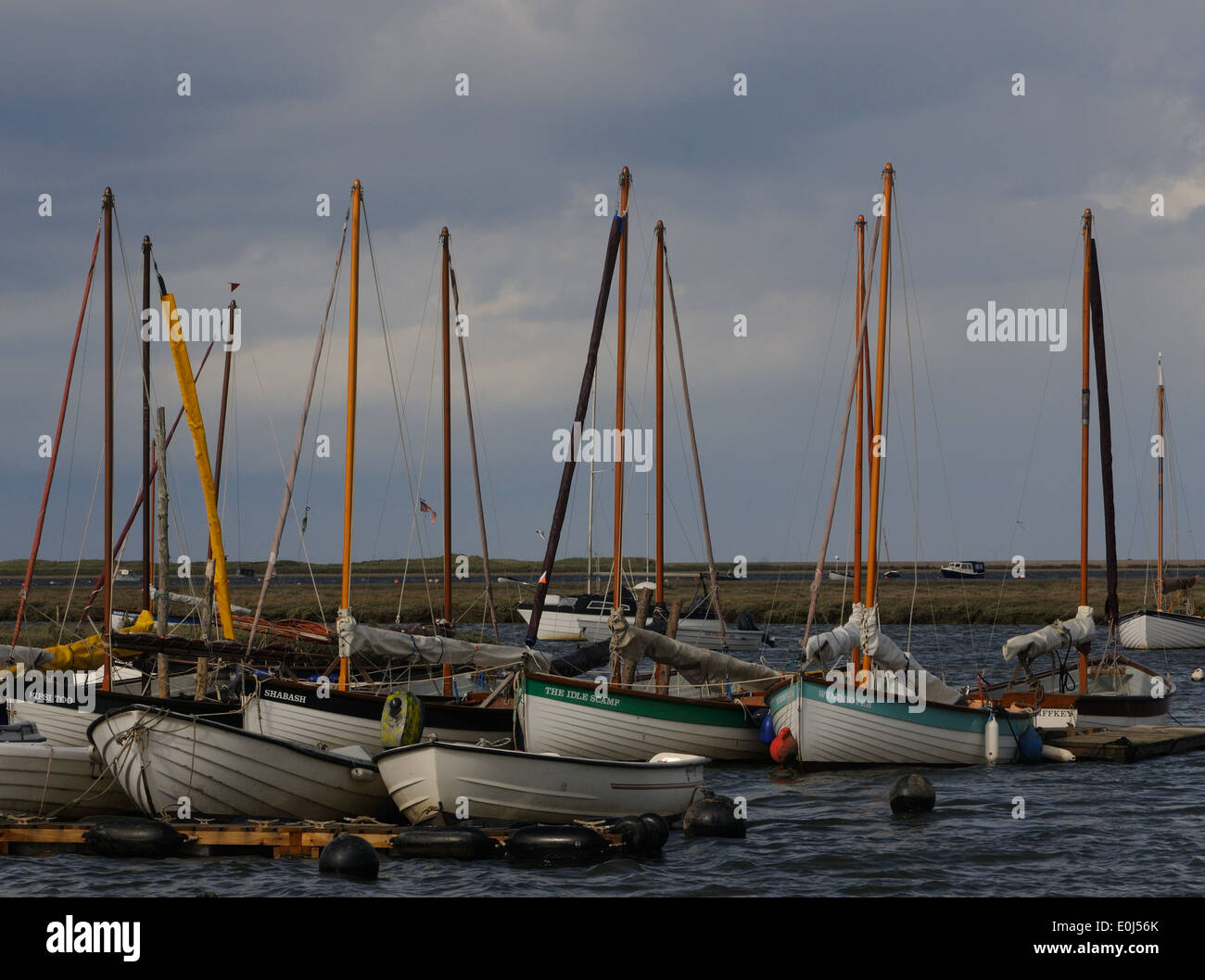 Barche a vela ormeggiato Blakeny su un giorno tempestoso con punto Blakeny in background. Blakeney, Norfolk. Regno Unito. Foto Stock