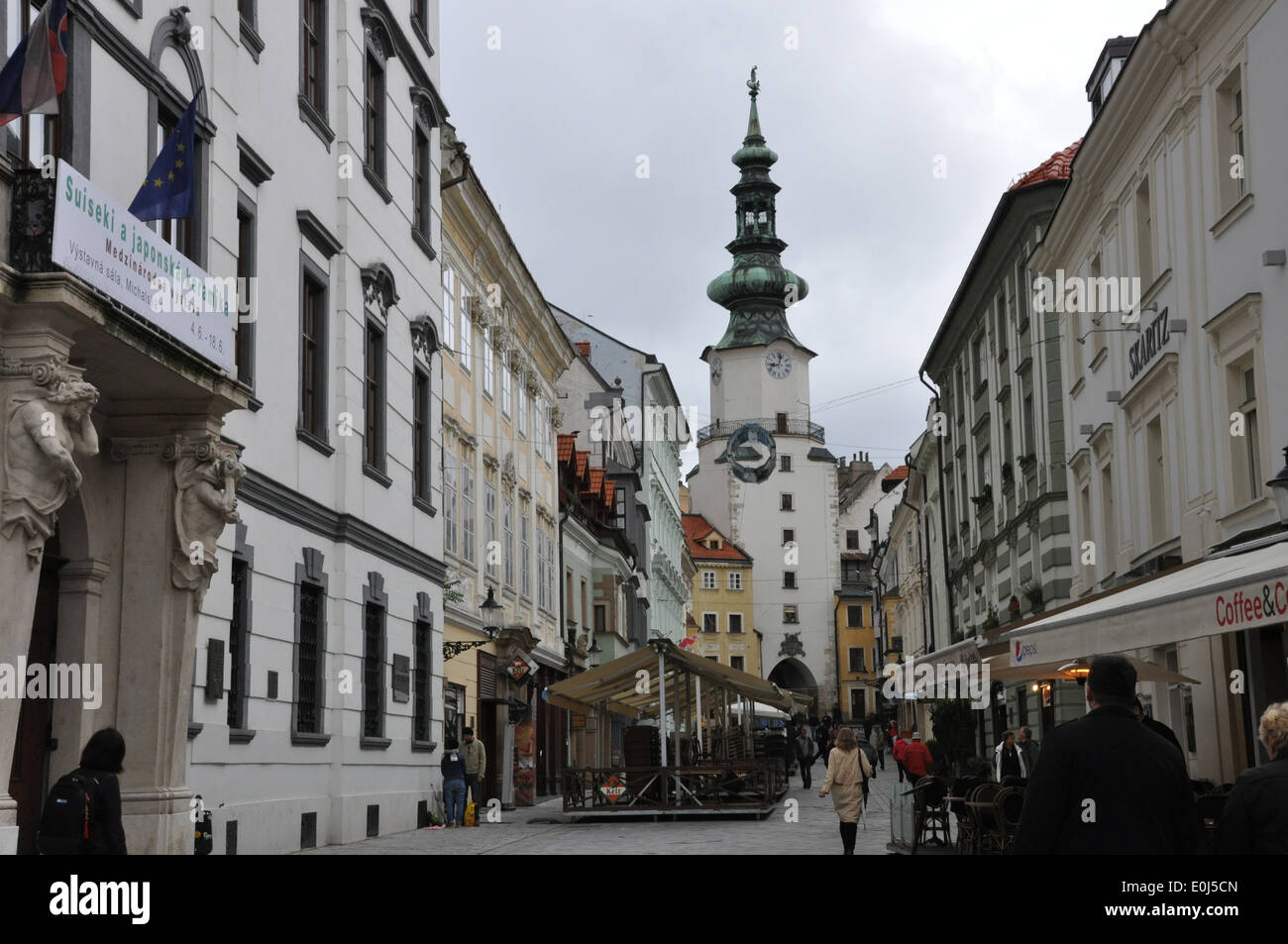 Shopping street e Michael's Gate, un museo della fortificazione medievale di Bratislava. Foto Stock