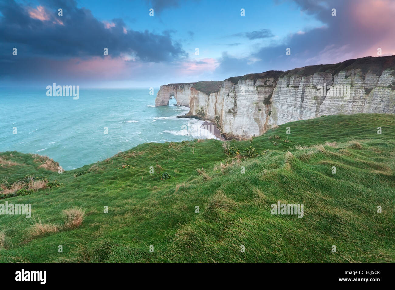 Bellissima alba sulle scogliere in oceano Atlantico, Etretat, Francia Foto Stock